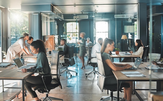 Photo gens d'affaires travaillant dans une stratégie de planification d'espace de bureau de marketing occupé dans des livres et lisant des e-mails sur un ordinateur portable au travail