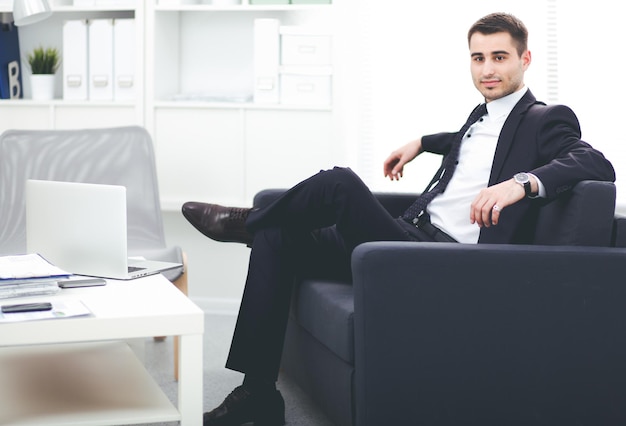 Photo gens d'affaires travaillant ensemble au bureau fond blanc