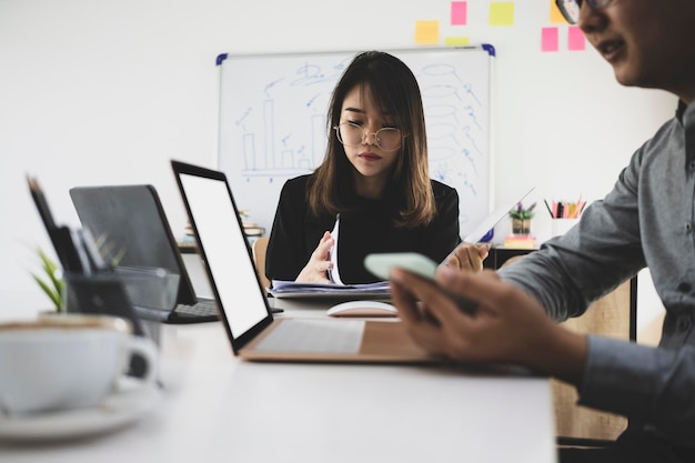 Gens d'affaires travaillant ensemble sur un projet sur un lieu de travail moderne