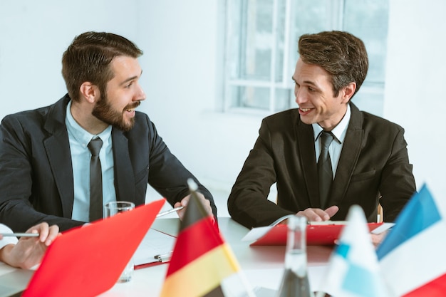 Les gens d'affaires travaillant ensemble à table. Le concept de réunion ou de sommet