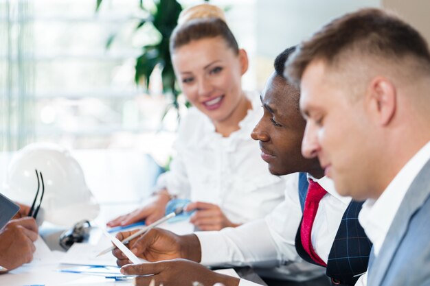 Gens d'affaires travaillant ensemble à la table de conférence