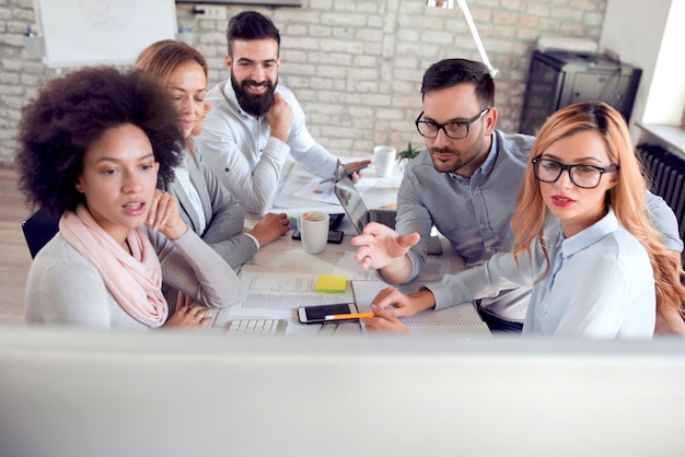 Gens d'affaires travaillant en équipe au bureau