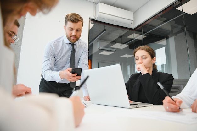 Gens d'affaires travaillant sur un projet au bureau