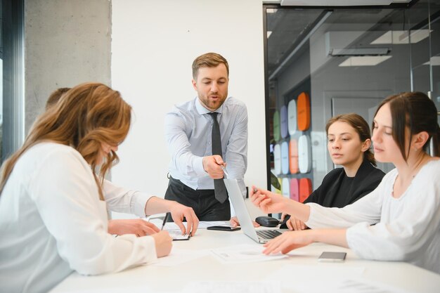 Gens d'affaires travaillant sur un projet au bureau