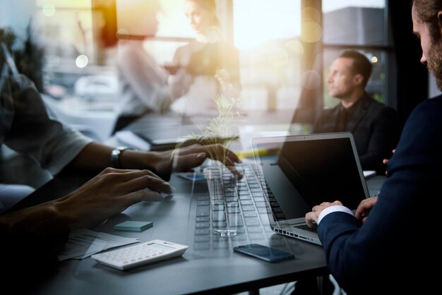 Les gens d'affaires travaillent au bureau avec un ordinateur portable avec des effets Internet Concept de partage Internet et de démarrage d'entreprise