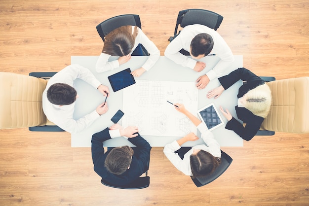 Les gens d'affaires travaillent avec un dessin sur la table. vue d'en-haut