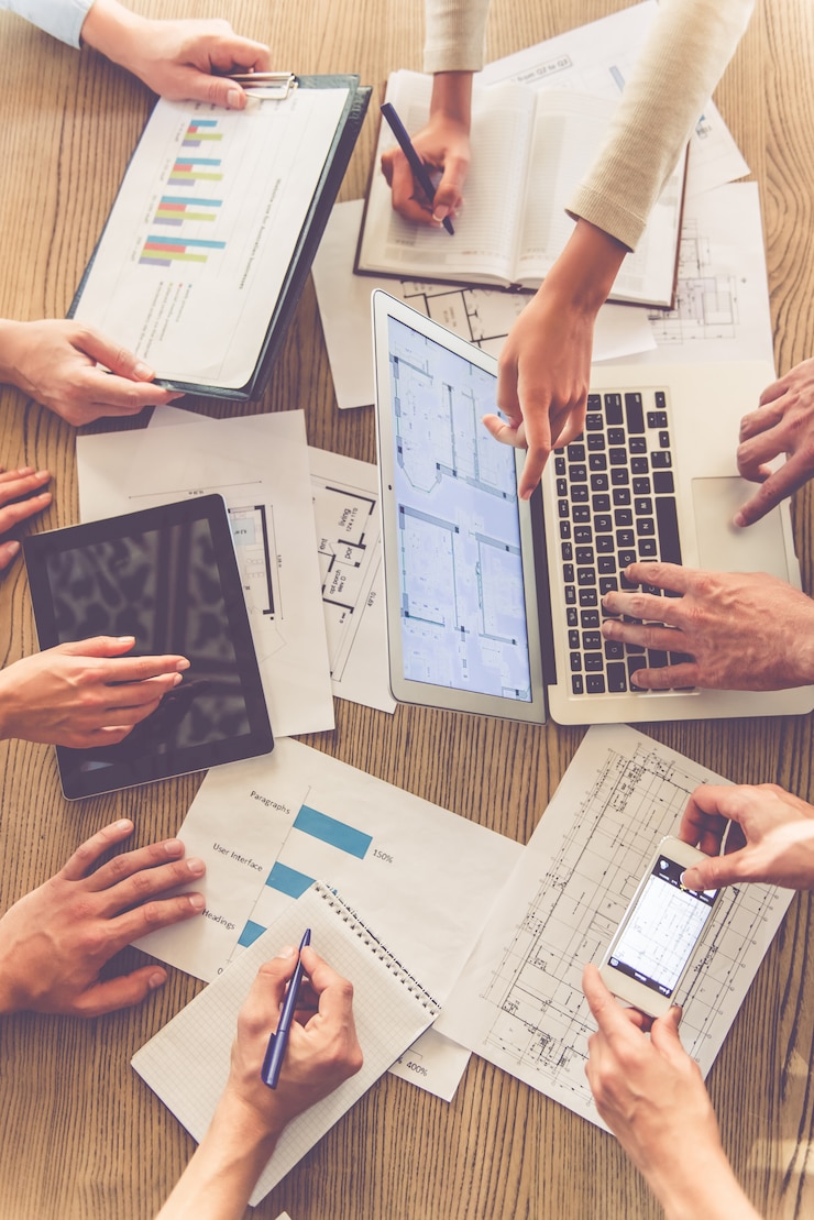 Photo gens d'affaires utilisant des gadgets