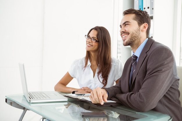 Gens d&#39;affaires utilisant un ordinateur portable au bureau