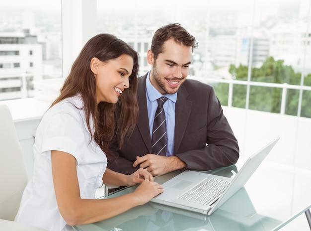 Gens d&#39;affaires utilisant un ordinateur portable au bureau