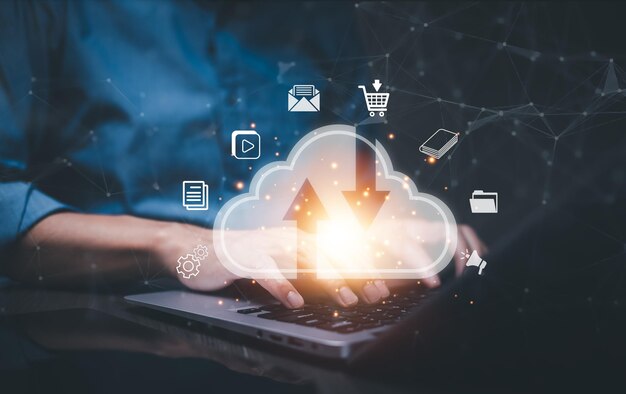 Les gens d'affaires utilisant un ordinateur portable avec un système d'informatique en nuage Stockage et transfert de données Réseau en nuage Technologie en nuage Réseau et partage de services Internet Téléchargement et téléchargement et service Internet