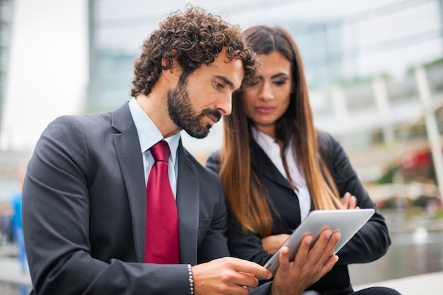 Gens d&#39;affaires utilisant une tablette ensemble