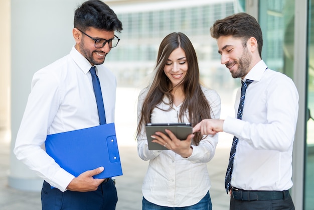 Gens d'affaires utilisant une tablette en plein air