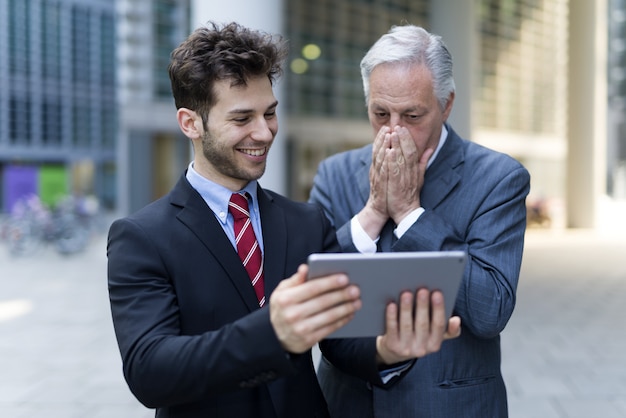 Gens d&#39;affaires utilisant une tablette