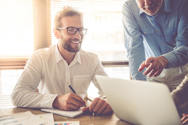 Les gens d'affaires utilisent un ordinateur portable