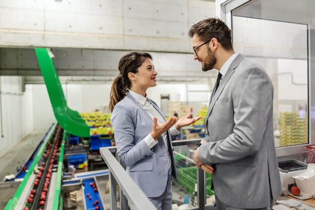 Les gens d'affaires vérifient l'état de la machine de tri automatique des pommes