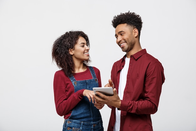 Gens afro-américains modernes travaillant sur tablette avec isolé sur fond blanc.