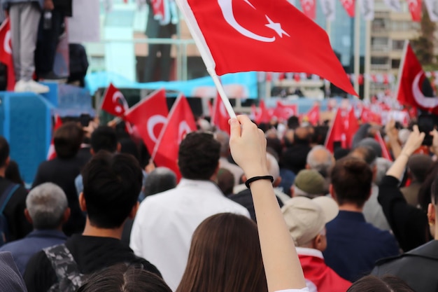 Les gens agitant le drapeau turc lors d'un rassemblement électoral en Turquie