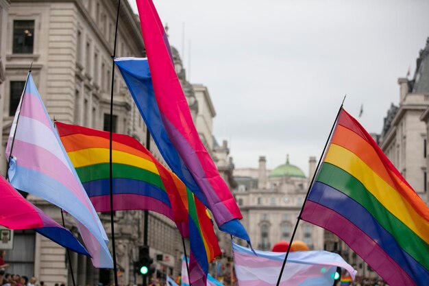 Les gens agitent des drapeaux arc-en-ciel de la fierté gay lgbtq lors d'un événement de fierté