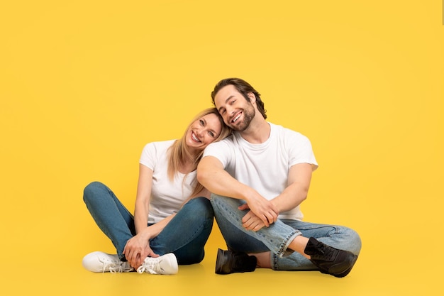 Les gens aiment la publicité et offrent des femmes et des hommes caucasiens du millénaire heureux en t-shirts blancs