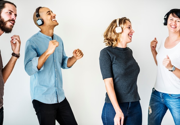 Les gens apprécient la musique sur des écouteurs