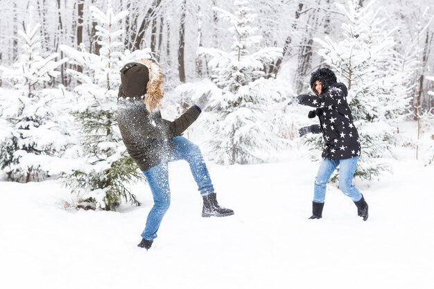 Photo des gens sur des arbres couverts de neige pendant l'hiver