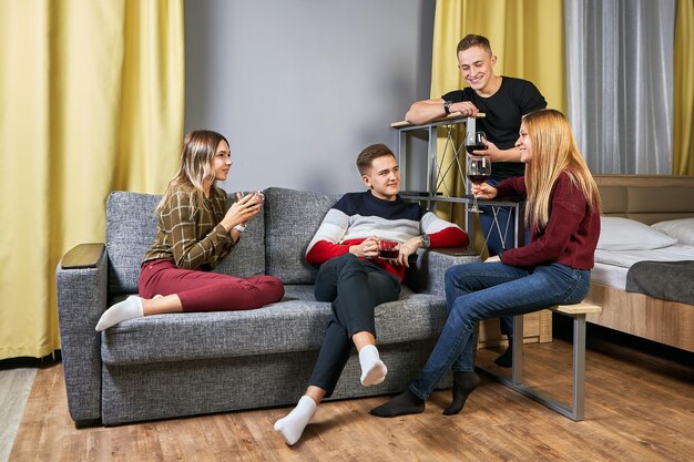 Les gens assis sur le canapé à la maison