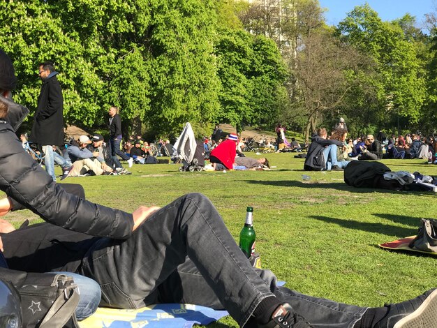 Photo des gens assis dans le parc.