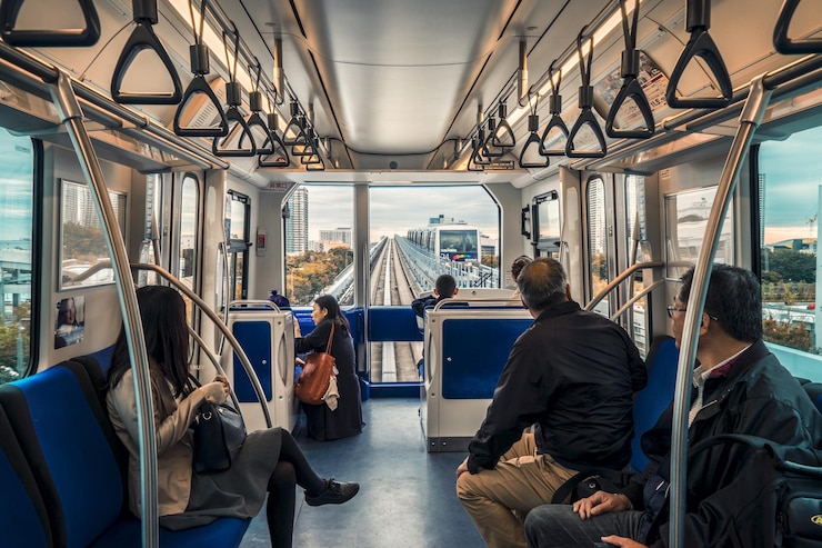 Photo des gens assis dans un train.