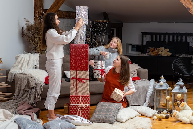 Des gens assis sur leur lit à la maison.