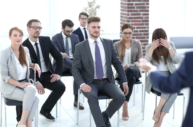 Les gens assistent à une conférence d'affaires dans la salle des congrès