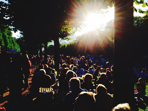 Les gens au coucher du soleil