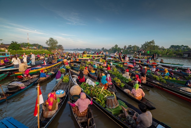 Les gens au marché flottant