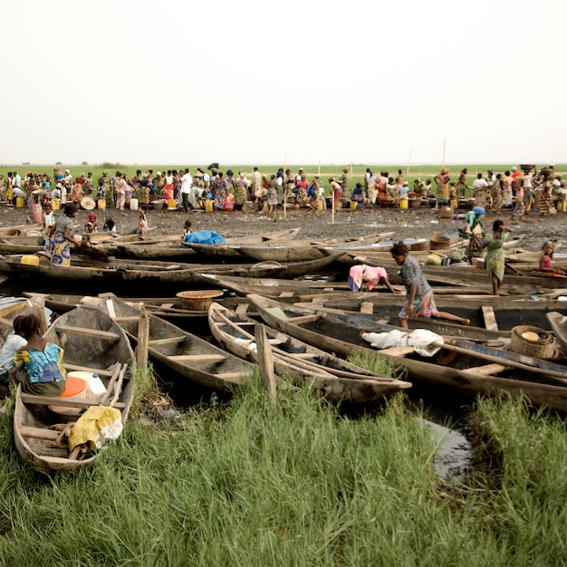 Les gens au marché de Ganvie au Bénin