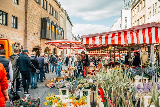 Photo des gens au marché.