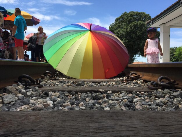 Photo des gens au milieu d'un parapluie contre le ciel