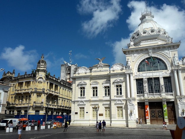 Les gens au palacio rio branco contre le ciel
