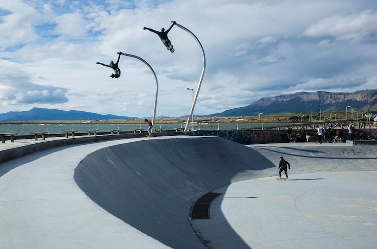 Photo les gens au parc de skateboard