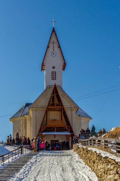 Des gens au temple contre un ciel bleu clair