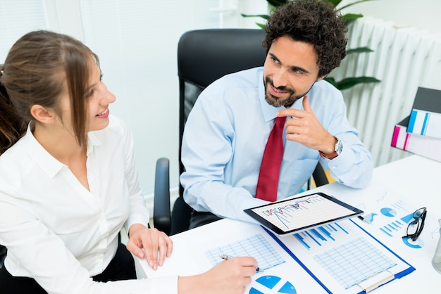 les gens au travail dans leur bureau