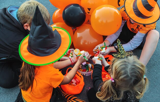 Photo des gens avec des ballons.