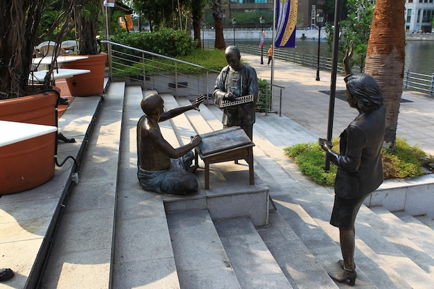 Photo des gens sur un banc dans le parc.