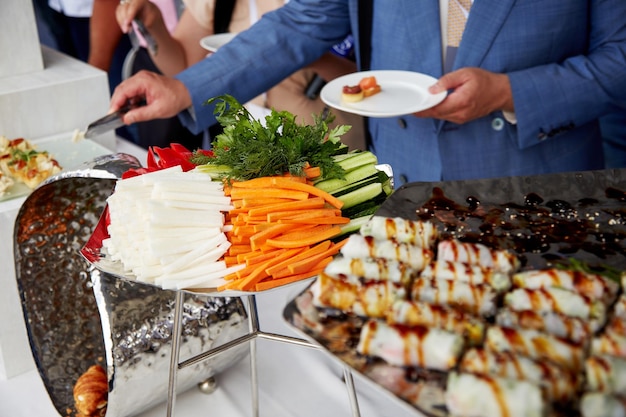 Des gens à un banquet