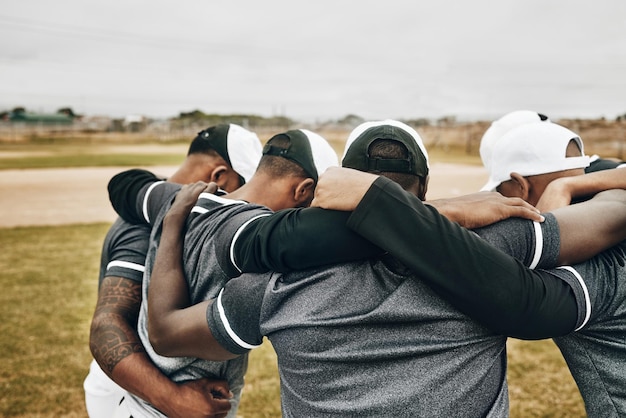 Les gens de baseball et la stratégie de l'équipe sportive en groupe lors d'un match sur le terrain pour un soutien motivationnel Un groupe de softball d'athlètes masculins professionnels se préparent à jouer un tournoi en plein air dans une discussion de collaboration en équipe