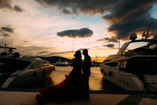 Photo des gens sur un bateau contre le ciel au coucher du soleil