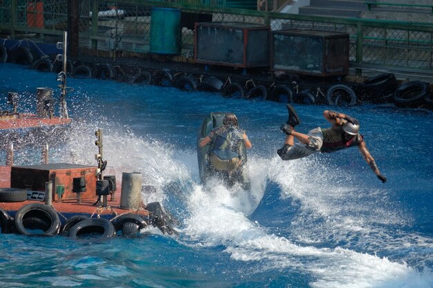 Photo des gens sur un bateau en mer