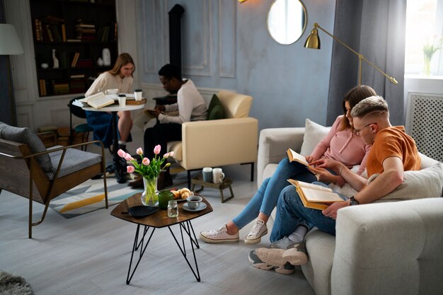 Photo les gens à la bibliothèque lisent et apprennent des livres