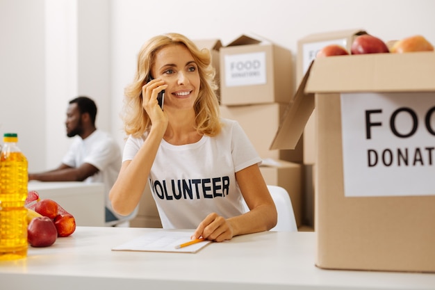 Des gens bienveillants qui travaillent pour des campagnes de dons de nourriture