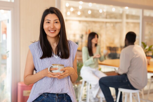 Les gens boivent du café dans une cafétéria spacieuse