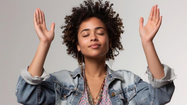 Photo les gens et le bonheur photo de studio d'un jeune beau modèle européen heureux et excité avec les yeux fermés