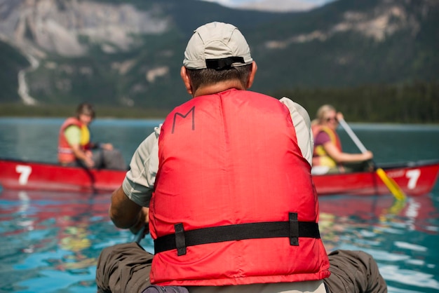 Gens en canot dans le lac émeraude